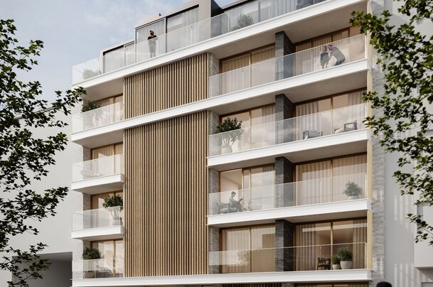 Modern appartementsgebouw met meerdere verdiepingen, grote glazen terrassen, verticale houten gevelaccenten en hedendaagse architectuur in een stedelijke omgeving.