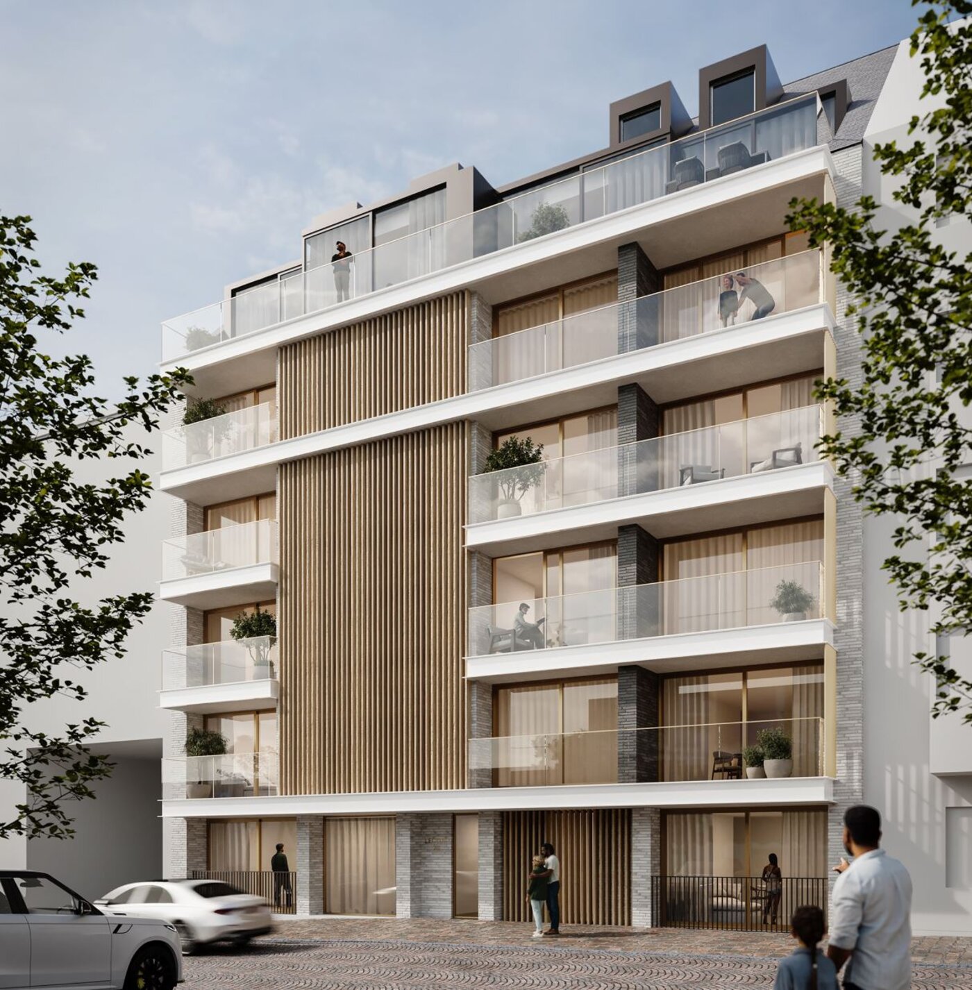 Modern appartementsgebouw met meerdere verdiepingen, grote glazen terrassen, verticale houten gevelaccenten en hedendaagse architectuur in een stedelijke omgeving.