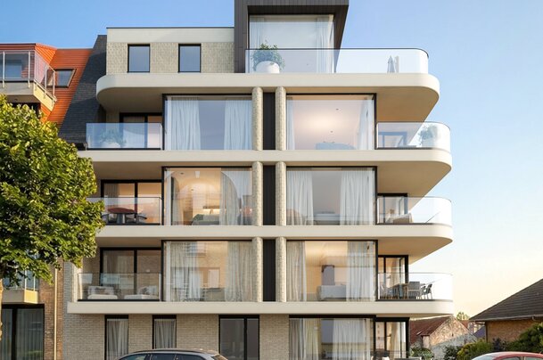 Modern appartementsgebouw met grote terrassen, glazen balustrades en eigentijdse architectuur langs een rustige straat.