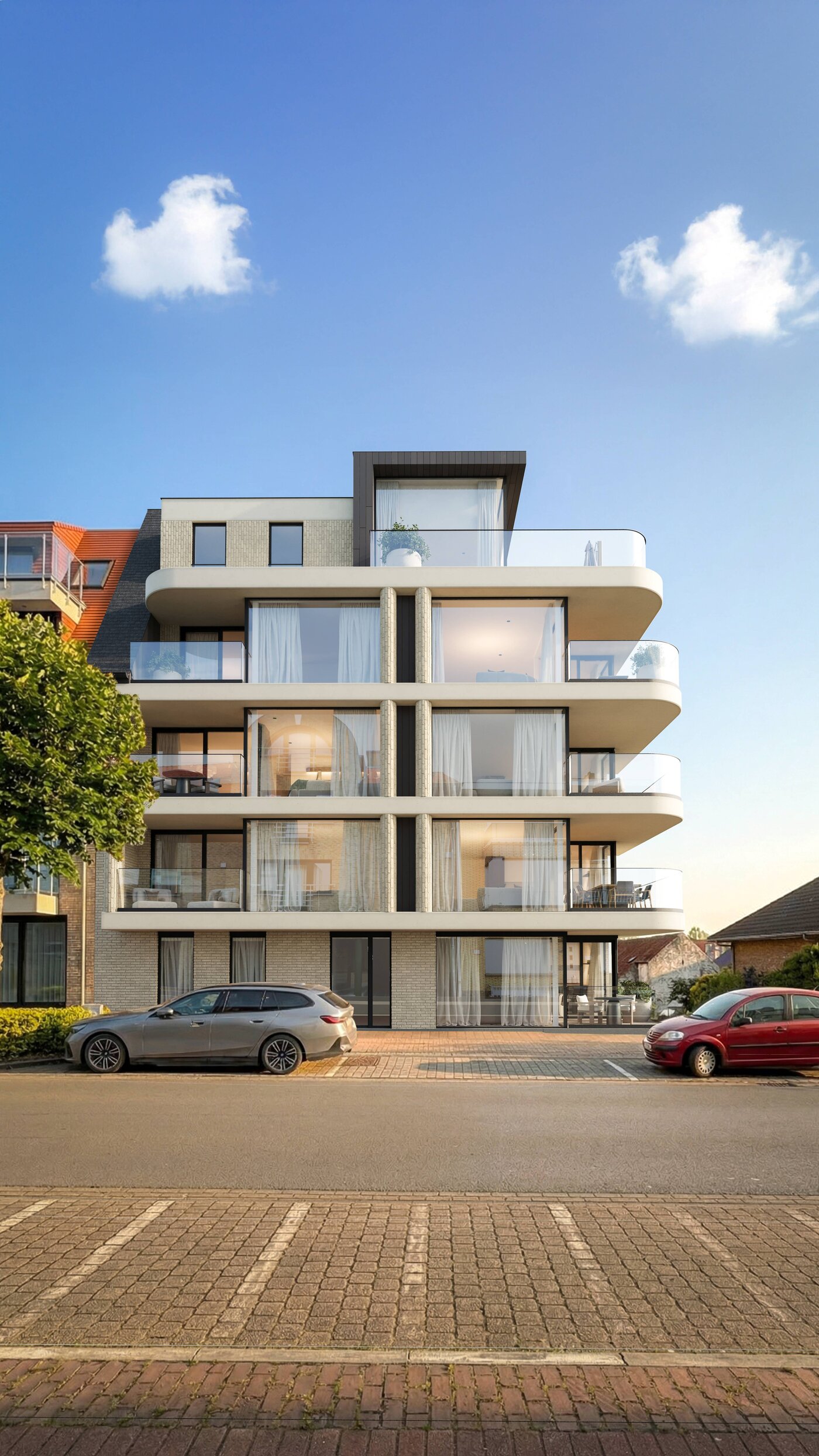 Modern appartementsgebouw met grote terrassen, glazen balustrades en eigentijdse architectuur langs een rustige straat.