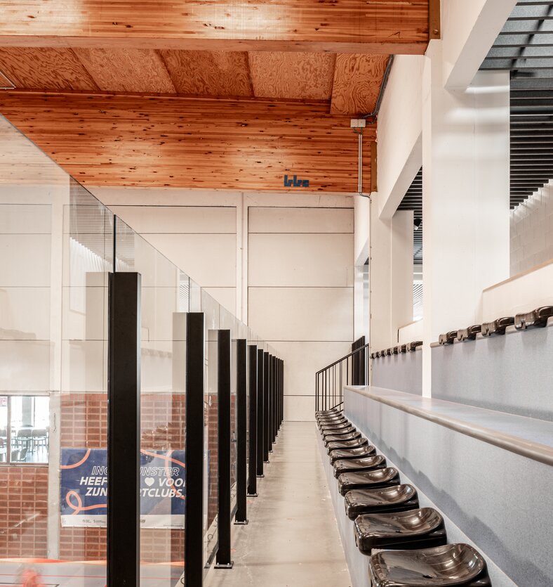 Toeschouwerszone, glazen balustrade, houten liggers