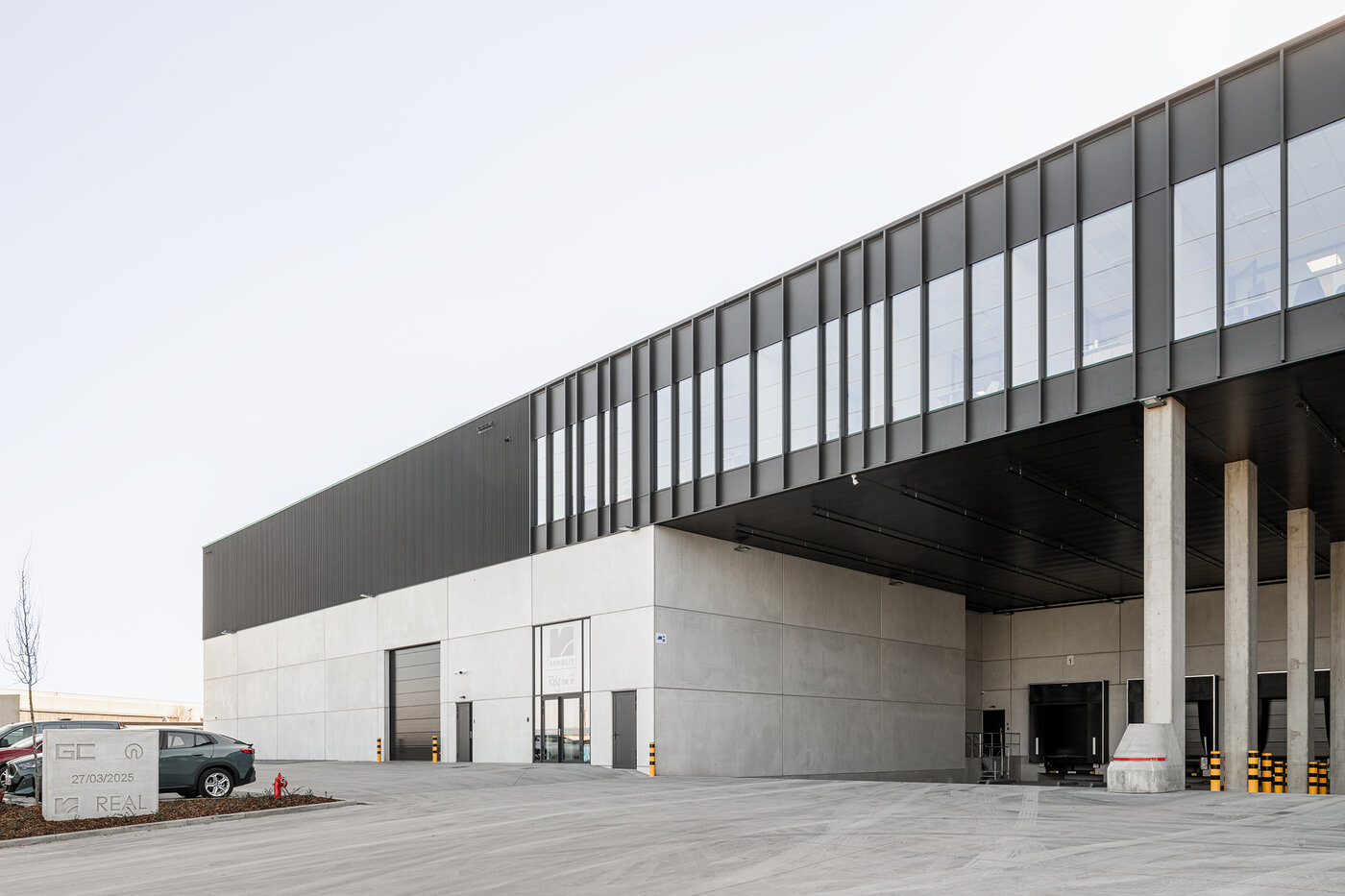 Strakke inkomgevel in beton met industriële vormgeving en toegang tot een bedrijfsgebouw | © Michiel Vergauwe