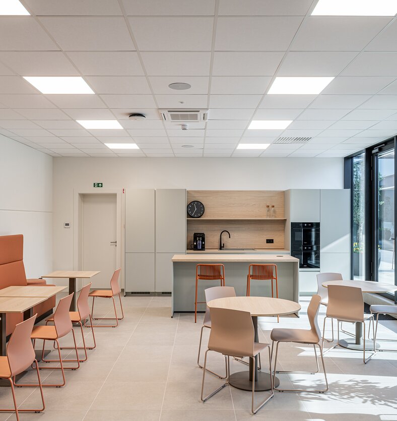 Moderne refter met keuken en zitplaatsen, voorzien van grote ramen en veel natuurlijk licht | © Michiel Vergauwe
