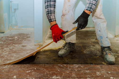Renovatiewerken binnen woning met verwijderen van vloerafwerking