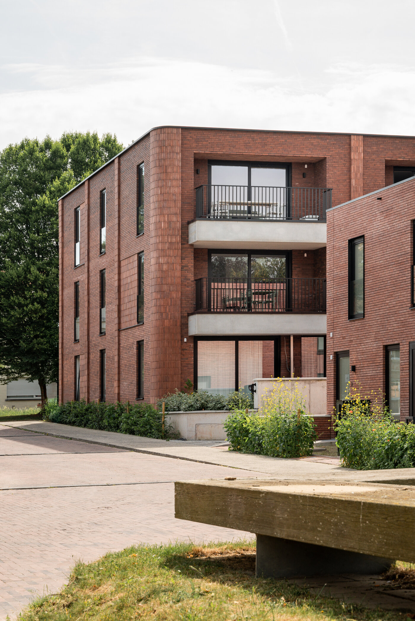 Appartementsgebouw van GC Architecten met bakstenen gevel, terrassen en donkere balustrades